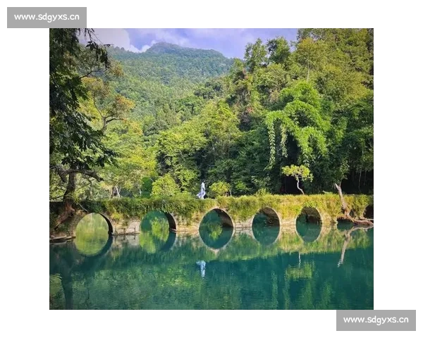 荔波小七孔大爷的 “不白来” 承诺:一桨摇出山水情