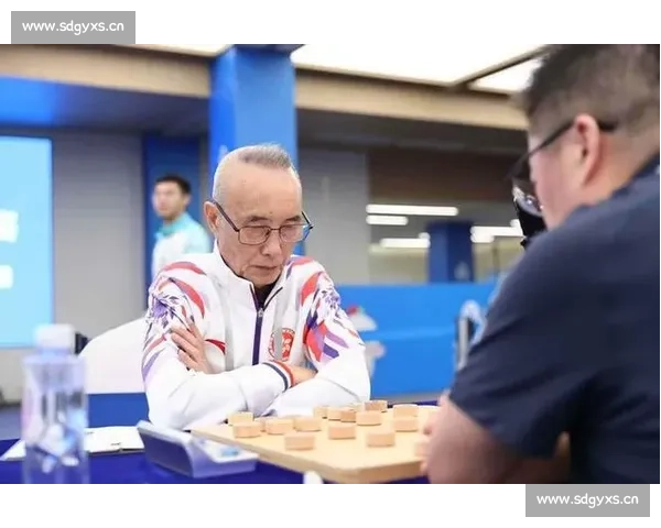 赛场如归家 赖日瑞与少年棋手共守象棋薪火