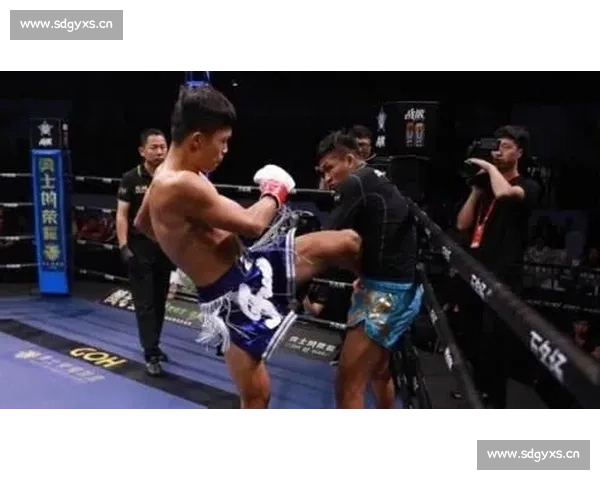 萨曼柴双连踢爆头终结!这腿法堪称泰拳暴力美学范本